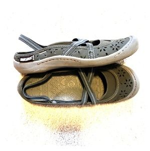 Size 8 mukluk charcoal Erin sport flat